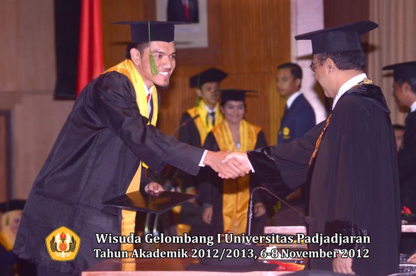 wisuda-unpad-gel-i-ta-2012_2013-fakultas-kedokteran-oleh-rektor-058