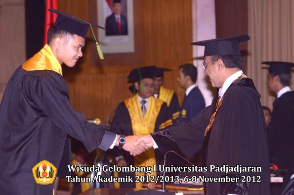 wisuda-unpad-gel-i-ta-2012_2013-fakultas-kedokteran-oleh-rektor-083