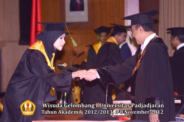 wisuda-unpad-gel-i-ta-2012_2013-fakultas-kedokteran-oleh-rektor-087