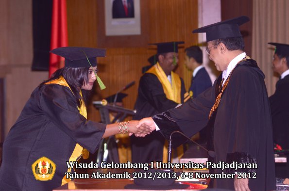 wisuda-unpad-gel-i-ta-2012_2013-fakultas-kedokteran-oleh-rektor-093