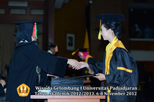 wisuda-unpad-gel-i-ta-2012_2013-fakultas-mipa-oleh-dekan-021