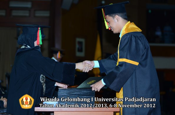 wisuda-unpad-gel-i-ta-2012_2013-fakultas-mipa-oleh-dekan-022
