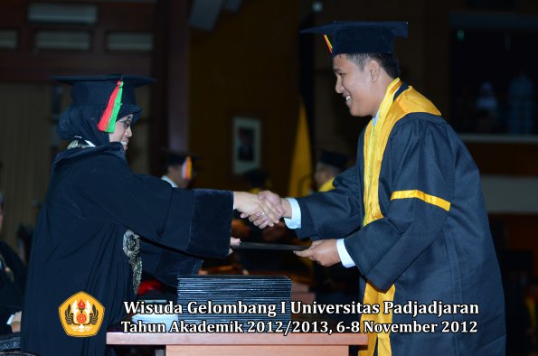 wisuda-unpad-gel-i-ta-2012_2013-fakultas-mipa-oleh-dekan-024