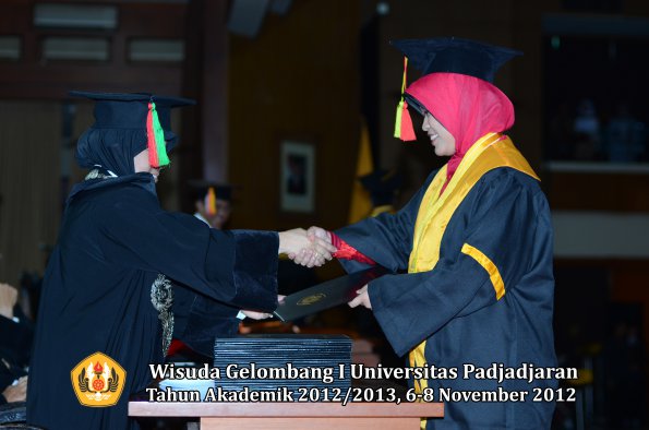 wisuda-unpad-gel-i-ta-2012_2013-fakultas-mipa-oleh-dekan-025