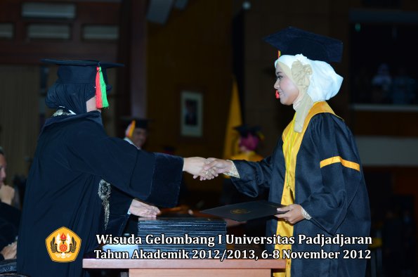 wisuda-unpad-gel-i-ta-2012_2013-fakultas-mipa-oleh-dekan-027