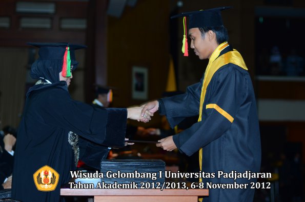 wisuda-unpad-gel-i-ta-2012_2013-fakultas-mipa-oleh-dekan-028