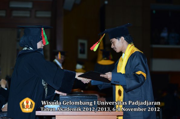 wisuda-unpad-gel-i-ta-2012_2013-fakultas-mipa-oleh-dekan-029