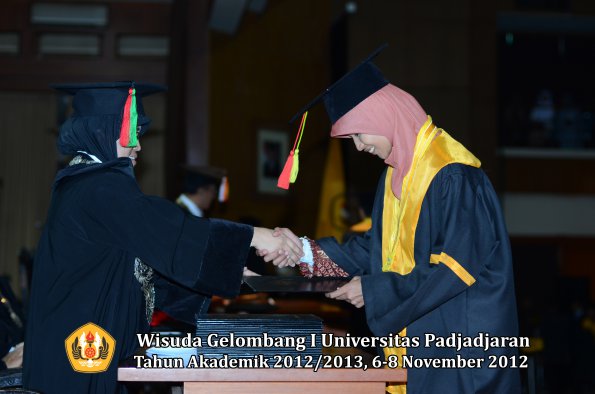 wisuda-unpad-gel-i-ta-2012_2013-fakultas-mipa-oleh-dekan-030