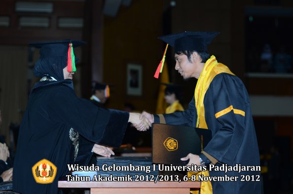 wisuda-unpad-gel-i-ta-2012_2013-fakultas-mipa-oleh-dekan-032