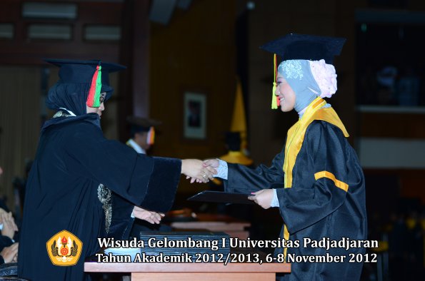 wisuda-unpad-gel-i-ta-2012_2013-fakultas-mipa-oleh-dekan-036