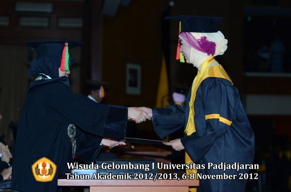 wisuda-unpad-gel-i-ta-2012_2013-fakultas-mipa-oleh-dekan-037