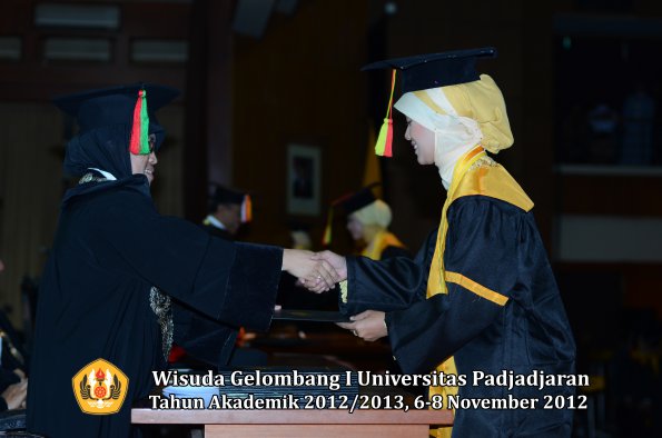 wisuda-unpad-gel-i-ta-2012_2013-fakultas-mipa-oleh-dekan-039