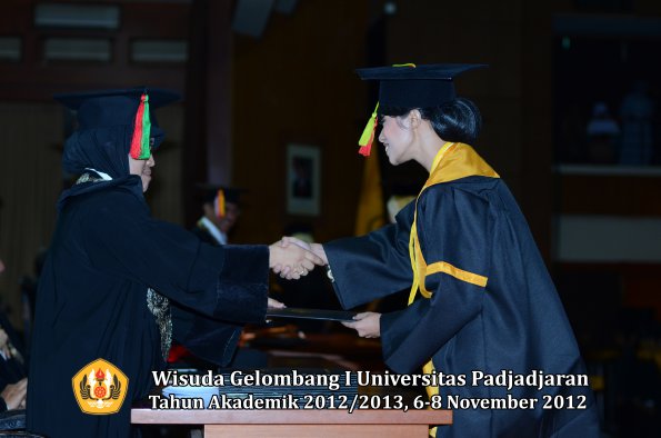 wisuda-unpad-gel-i-ta-2012_2013-fakultas-mipa-oleh-dekan-040