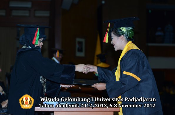 wisuda-unpad-gel-i-ta-2012_2013-fakultas-mipa-oleh-dekan-041