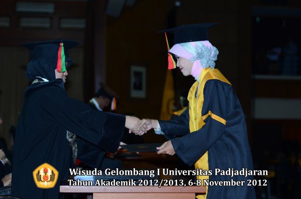 wisuda-unpad-gel-i-ta-2012_2013-fakultas-mipa-oleh-dekan-042