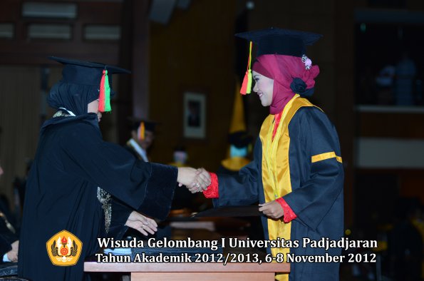 wisuda-unpad-gel-i-ta-2012_2013-fakultas-mipa-oleh-dekan-044