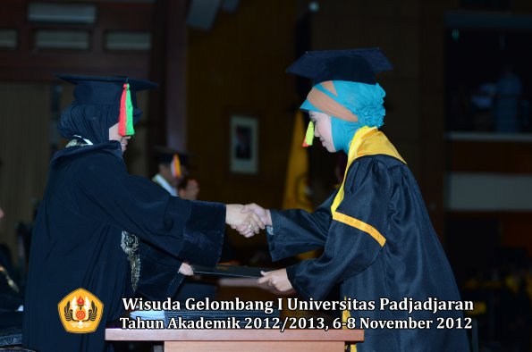 wisuda-unpad-gel-i-ta-2012_2013-fakultas-mipa-oleh-dekan-045