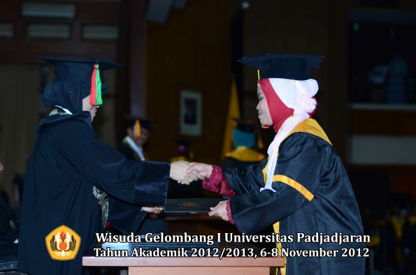 wisuda-unpad-gel-i-ta-2012_2013-fakultas-mipa-oleh-dekan-046