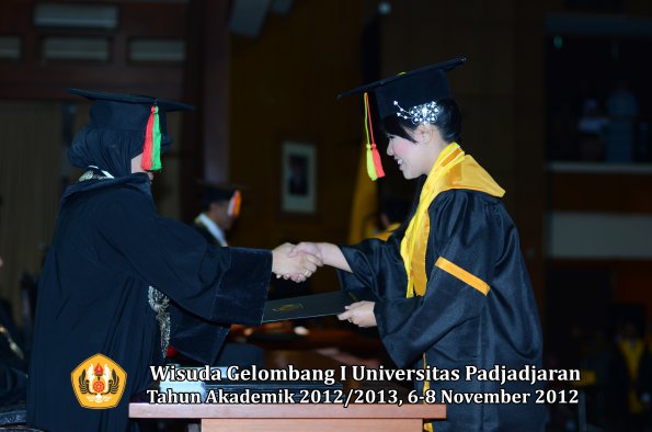 wisuda-unpad-gel-i-ta-2012_2013-fakultas-mipa-oleh-dekan-048