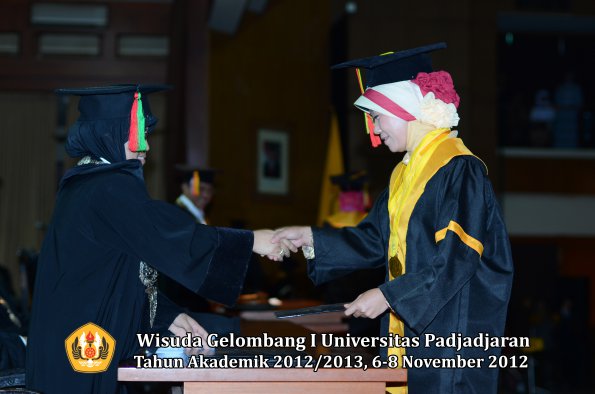 wisuda-unpad-gel-i-ta-2012_2013-fakultas-mipa-oleh-dekan-051