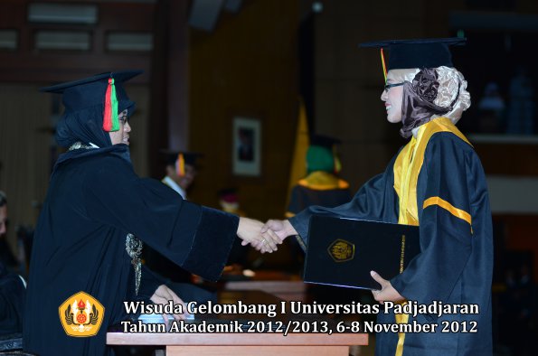 wisuda-unpad-gel-i-ta-2012_2013-fakultas-mipa-oleh-dekan-053