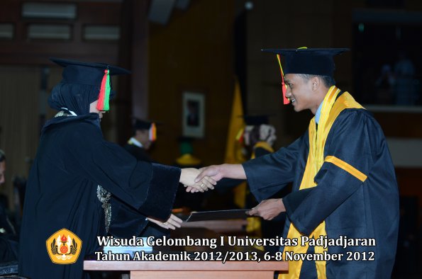 wisuda-unpad-gel-i-ta-2012_2013-fakultas-mipa-oleh-dekan-054