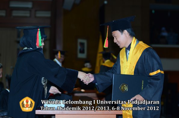 wisuda-unpad-gel-i-ta-2012_2013-fakultas-mipa-oleh-dekan-055