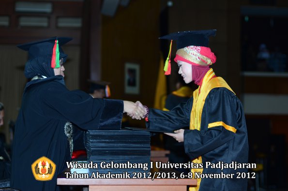 wisuda-unpad-gel-i-ta-2012_2013-fakultas-mipa-oleh-dekan-057