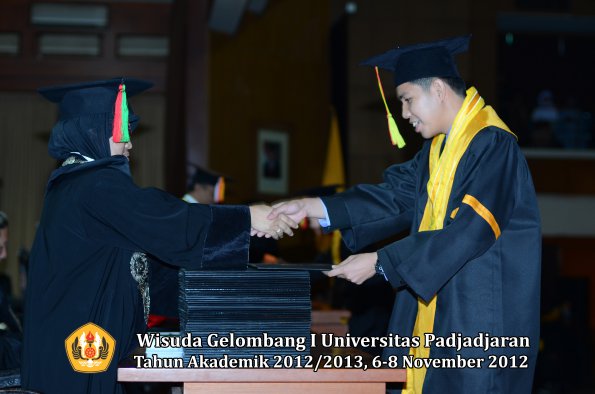 wisuda-unpad-gel-i-ta-2012_2013-fakultas-mipa-oleh-dekan-058