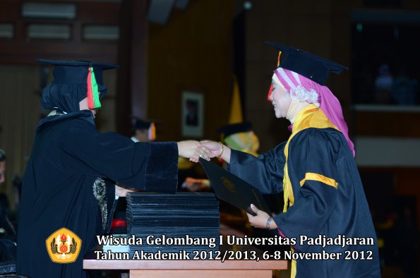 wisuda-unpad-gel-i-ta-2012_2013-fakultas-mipa-oleh-dekan-061