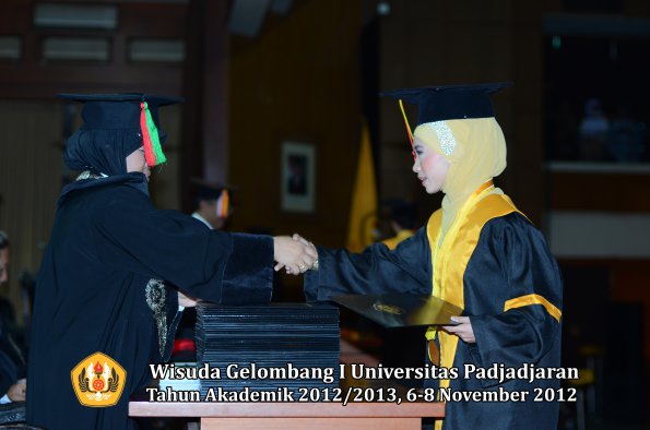 wisuda-unpad-gel-i-ta-2012_2013-fakultas-mipa-oleh-dekan-064