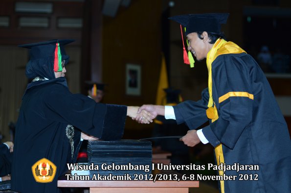 wisuda-unpad-gel-i-ta-2012_2013-fakultas-mipa-oleh-dekan-068