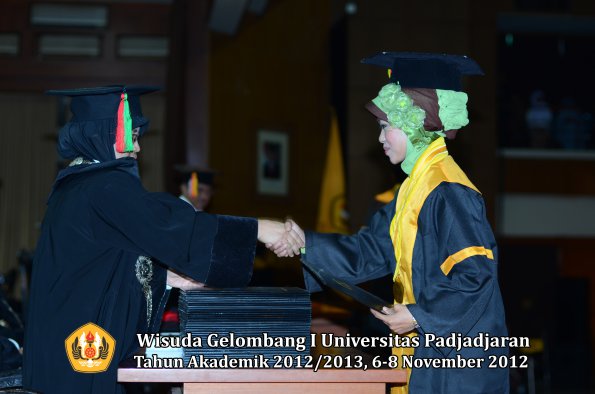 wisuda-unpad-gel-i-ta-2012_2013-fakultas-mipa-oleh-dekan-069