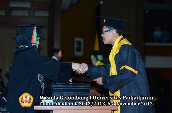wisuda-unpad-gel-i-ta-2012_2013-fakultas-mipa-oleh-dekan-070