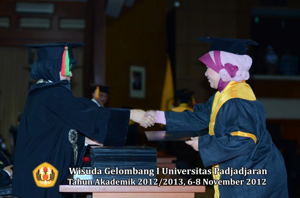 wisuda-unpad-gel-i-ta-2012_2013-fakultas-mipa-oleh-dekan-071