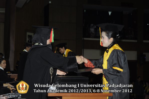 wisuda-unpad-gel-i-ta-2012_2013-fakultas-mipa-oleh-dekan-075