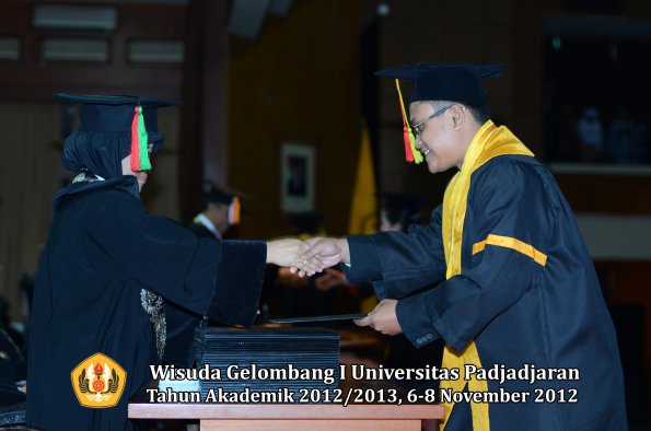 wisuda-unpad-gel-i-ta-2012_2013-fakultas-mipa-oleh-dekan-076