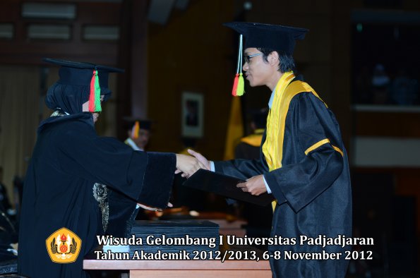 wisuda-unpad-gel-i-ta-2012_2013-fakultas-mipa-oleh-dekan-084