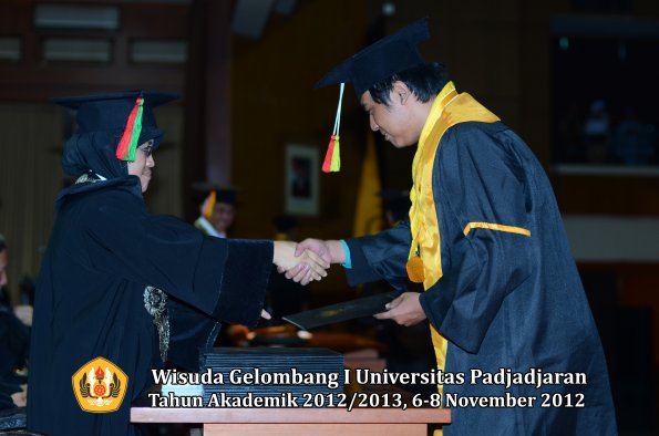 wisuda-unpad-gel-i-ta-2012_2013-fakultas-mipa-oleh-dekan-085