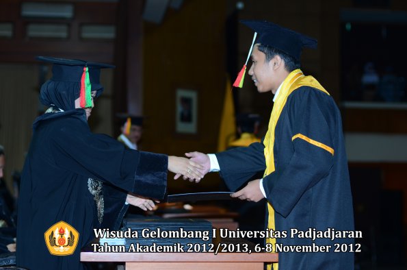 wisuda-unpad-gel-i-ta-2012_2013-fakultas-mipa-oleh-dekan-088