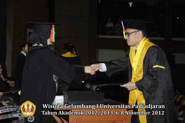 wisuda-unpad-gel-i-ta-2012_2013-fakultas-mipa-oleh-dekan-089