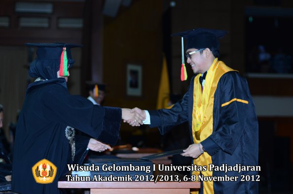 wisuda-unpad-gel-i-ta-2012_2013-fakultas-mipa-oleh-dekan-090