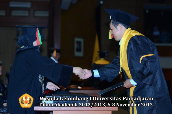 wisuda-unpad-gel-i-ta-2012_2013-fakultas-mipa-oleh-dekan-092