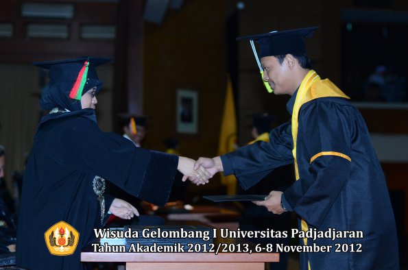 wisuda-unpad-gel-i-ta-2012_2013-fakultas-mipa-oleh-dekan-094