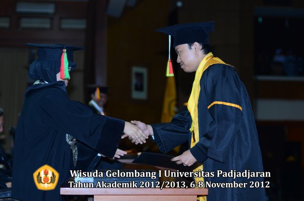 wisuda-unpad-gel-i-ta-2012_2013-fakultas-mipa-oleh-dekan-096