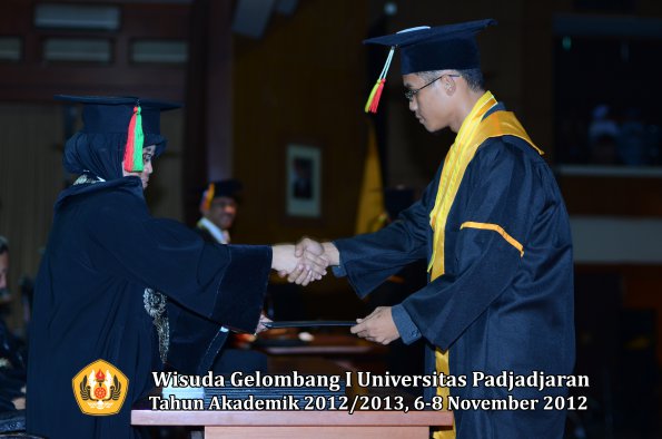 wisuda-unpad-gel-i-ta-2012_2013-fakultas-mipa-oleh-dekan-098