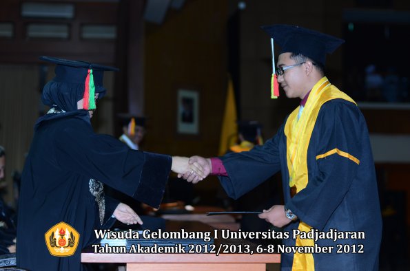 wisuda-unpad-gel-i-ta-2012_2013-fakultas-mipa-oleh-dekan-101