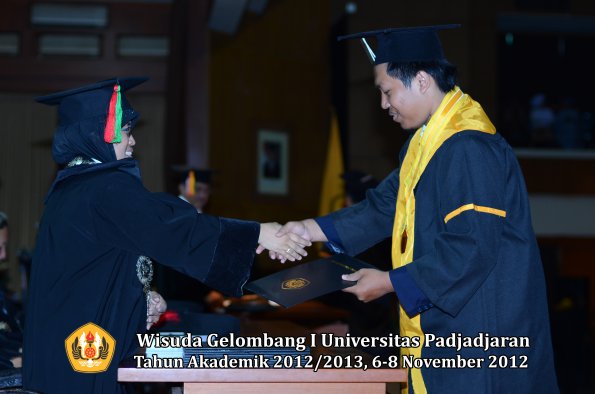 wisuda-unpad-gel-i-ta-2012_2013-fakultas-mipa-oleh-dekan-102