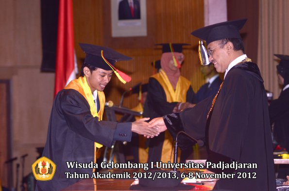 wisuda-unpad-gel-i-ta-2012_2013-fakultas-mipa-oleh-rektor-029