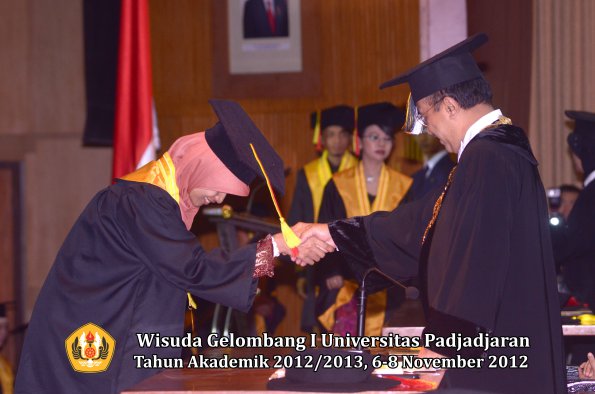 wisuda-unpad-gel-i-ta-2012_2013-fakultas-mipa-oleh-rektor-030